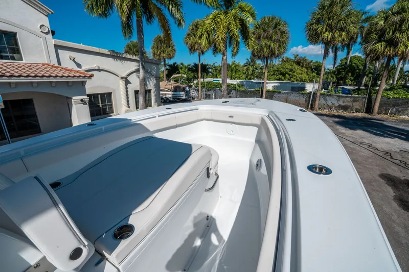 Slide: The Image of Sea Hunt ULTRA 305 CB 2026 - 25