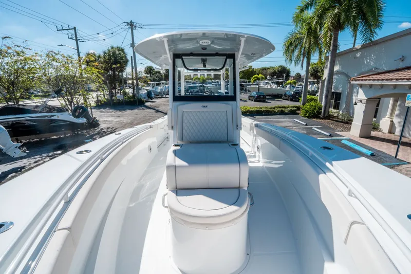 Slide: The Image of Sea Hunt ULTRA 305 CB 2026 - 27