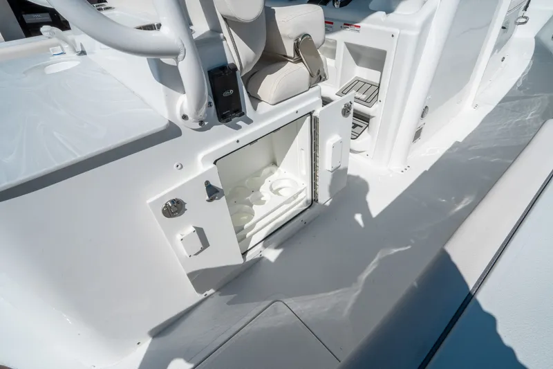 Slide: The Image of Sea Hunt ULTRA 305 CB 2026 - 16