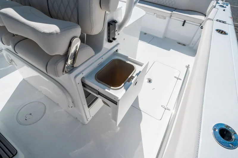 Slide: The Image of Sea Hunt ULTRA 305 CB 2026 - 17