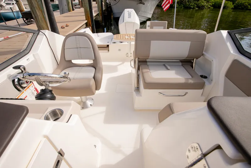 Slide: The Image of Boston Whaler 210 Vantage 2026 - 11