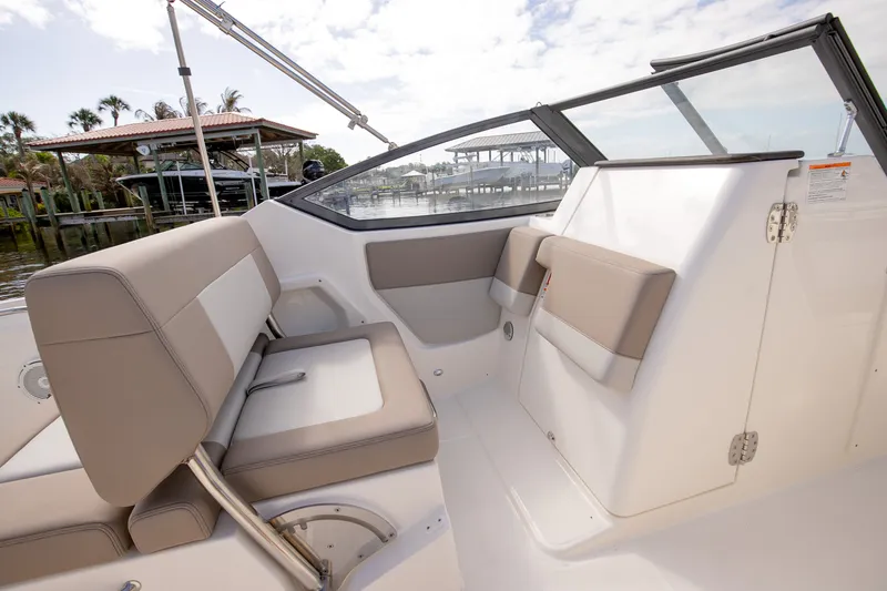 Slide: The Image of Boston Whaler 210 Vantage 2026 - 12