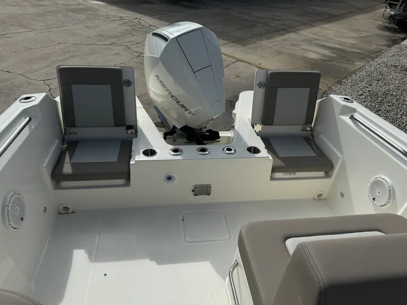 Slide: The Image of Boston Whaler 210 Vantage 2026 - 16