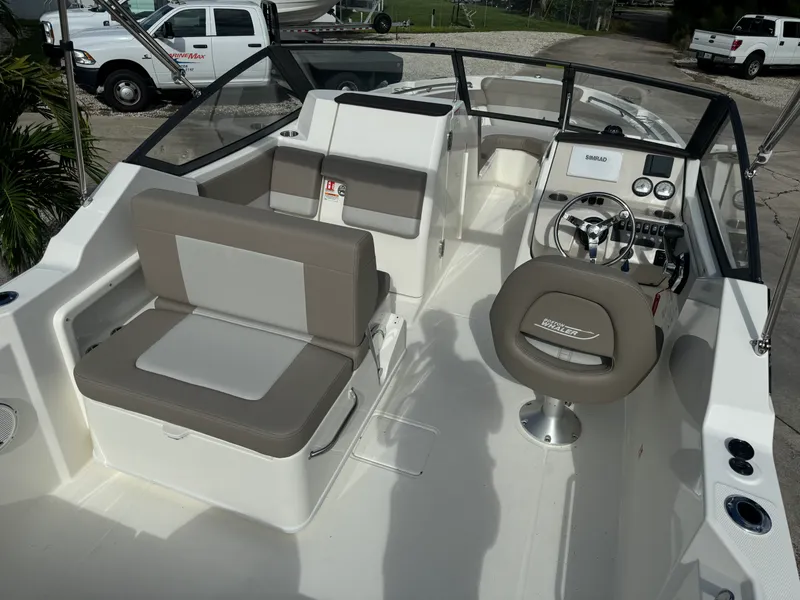 Slide: The Image of Boston Whaler 210 Vantage 2026 - 17