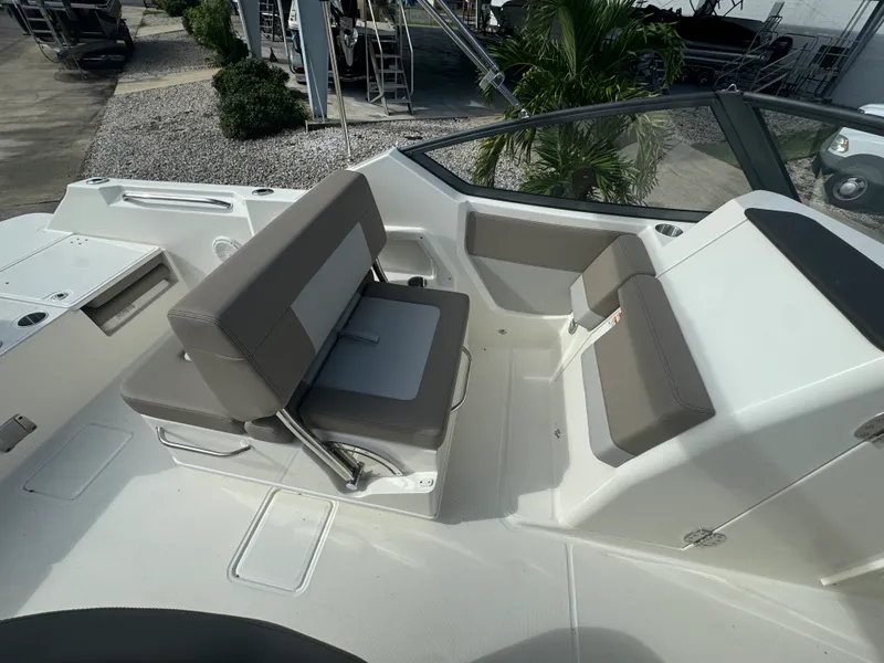 Slide: The Image of Boston Whaler 210 Vantage 2026 - 18