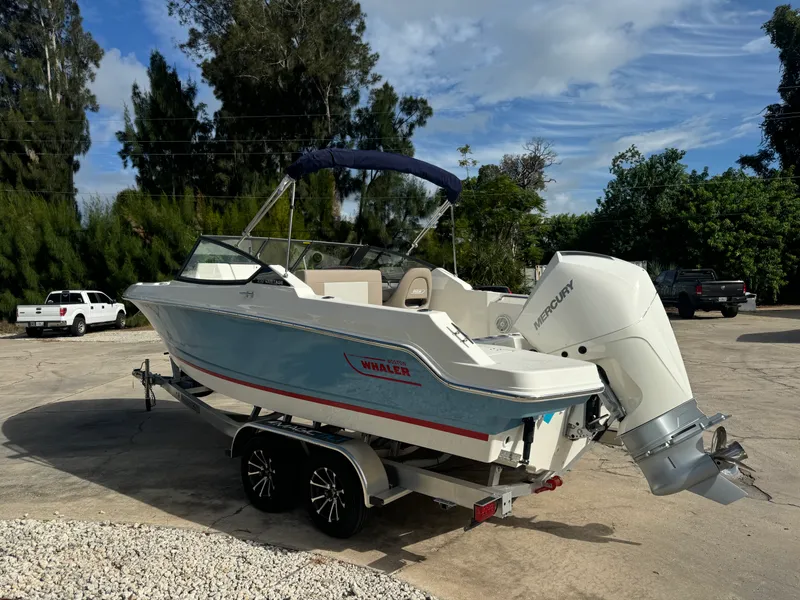 Slide: The Image of Boston Whaler 210 Vantage 2026 - 3