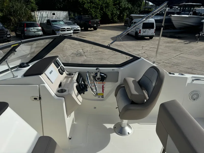 Slide: The Image of Boston Whaler 210 Vantage 2026 - 8