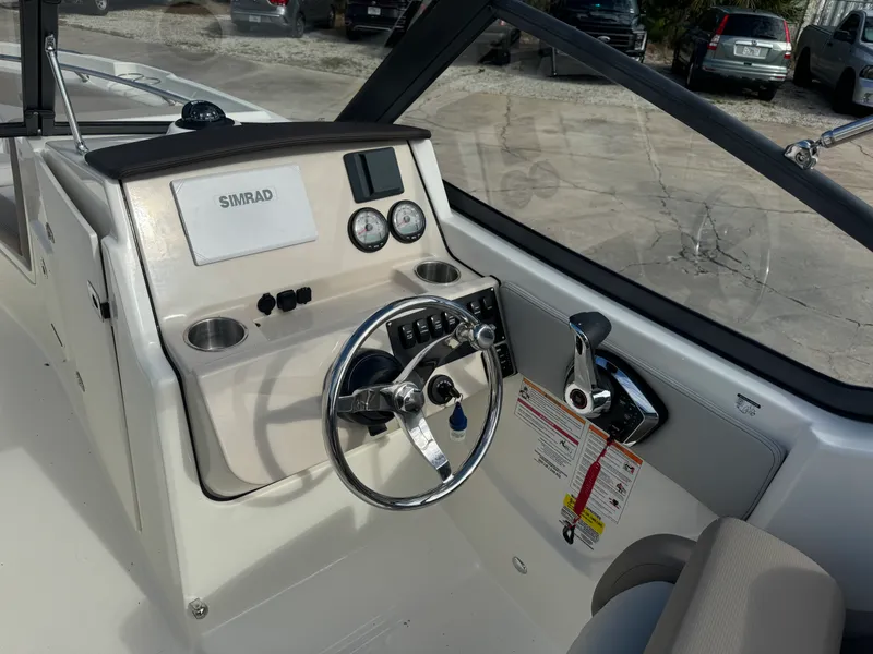 Slide: The Image of Boston Whaler 210 Vantage 2026 - 9
