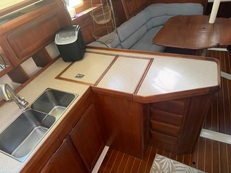 Slide: The Image of Hunter 37.5 1996 - 3