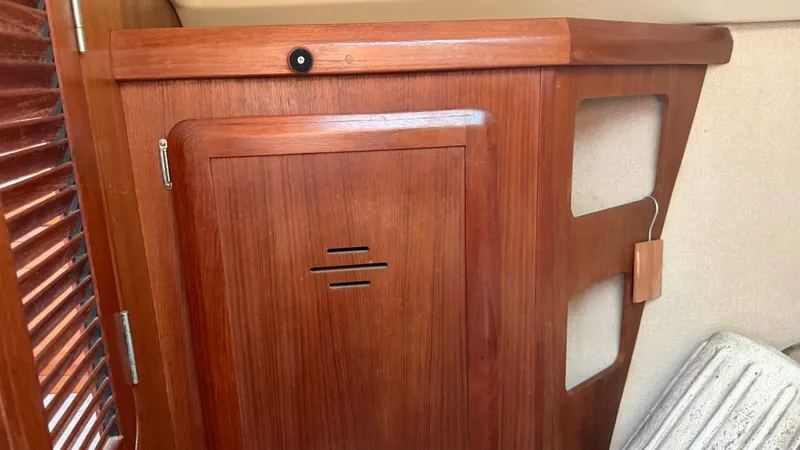 Slide: The Image of Hunter 37.5 1996 - 32