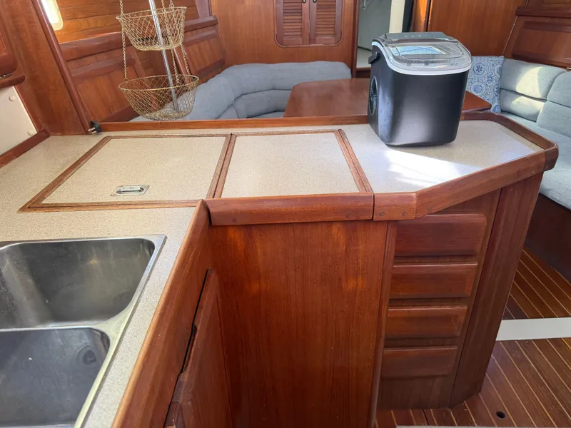 Slide: The Image of Hunter 37.5 1996 - 8