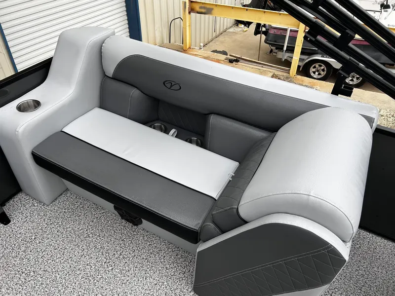 Slide: The Image of Veranda Vista View Series X22RC TRITOON 2026 - 10