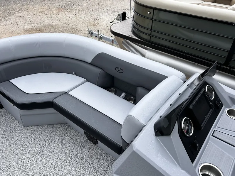 Slide: The Image of Veranda Vista View Series X22RC TRITOON 2026 - 13