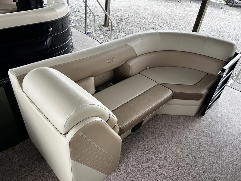 Slide: The Image of Veranda Vista View Series 22RC TRITOON 2026 - 11