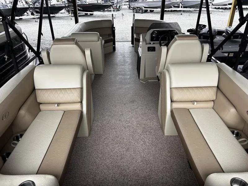 Slide: The Image of Veranda Vista View Series 22RC TRITOON 2026 - 10