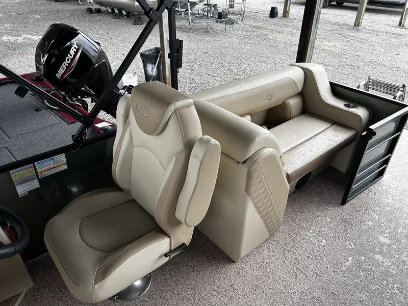 Slide: The Image of Veranda Vista View Series 22RC TRITOON 2026 - 6