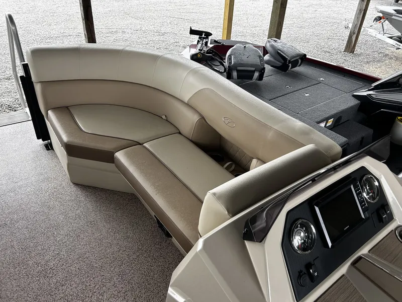 Slide: The Image of Veranda Vista View Series 22RC TRITOON 2026 - 13