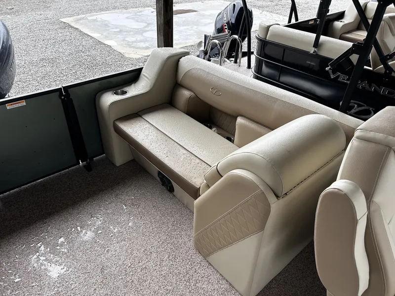 Slide: The Image of Veranda Vista View Series 22RC TRITOON 2026 - 7