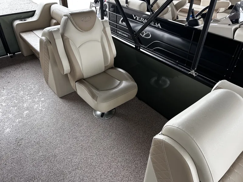 Slide: The Image of Veranda Vista View Series 22RC TRITOON 2026 - 8