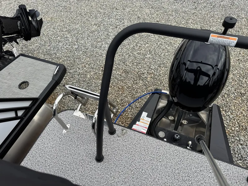 Slide: The Image of Veranda Vista View Series 20RC-TRITOON-115HP 2026 - 8