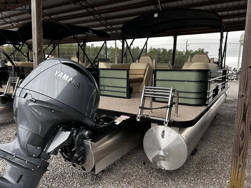 Slide: The Image of Veranda Vista View Series 22RC TRITOON 2026 - 4