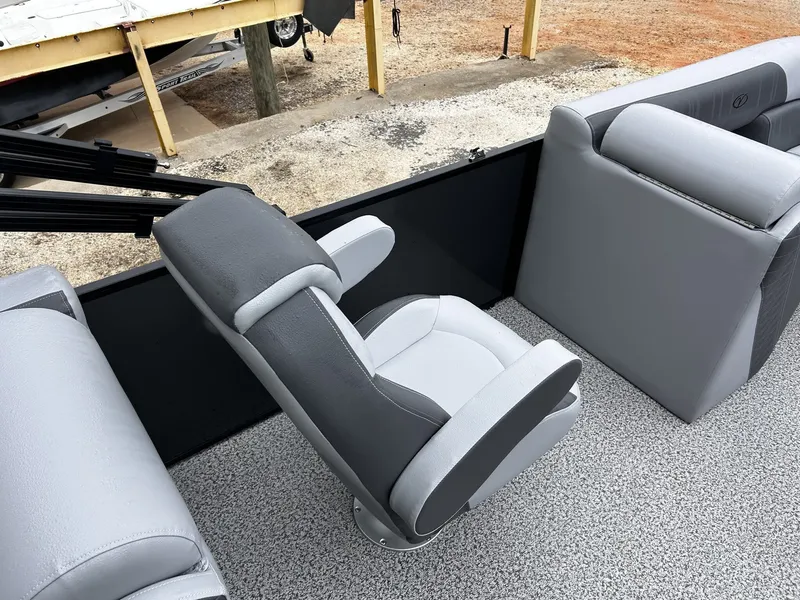 Slide: The Image of Veranda Vista View Series X22RC TRITOON 2026 - 11