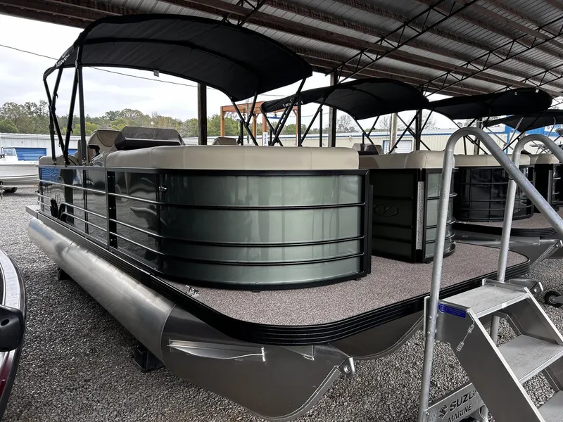 Slide: The Image of Veranda Vista View Series 22RC TRITOON 2026 - 3