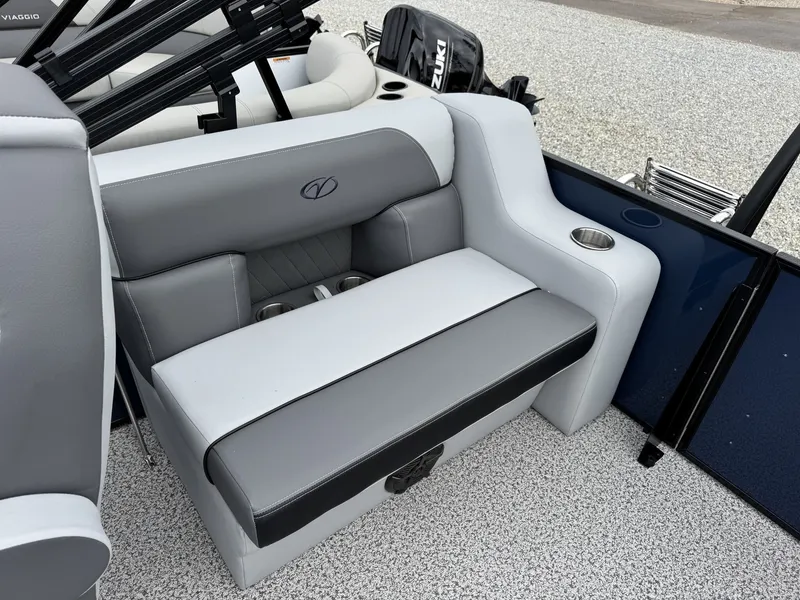 Slide: The Image of Veranda Vista View Series 20RC TRITOON 2026 - 9