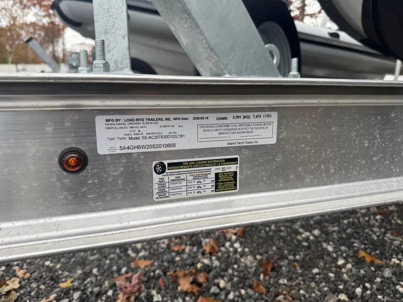 Slide: The Image of Everglades 230 Center Console 2017 - 15