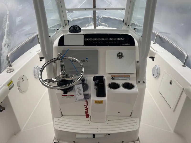 Slide: The Image of Everglades 230 Center Console 2017 - 8