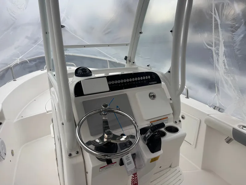 Slide: The Image of Everglades 230 Center Console 2017 - 9