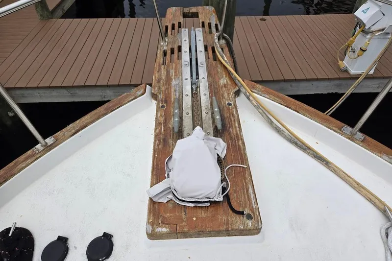 Slide: The Image of 1987 Bayliner 4550 Motoryacht deck with wooden details and a white bag. - 68