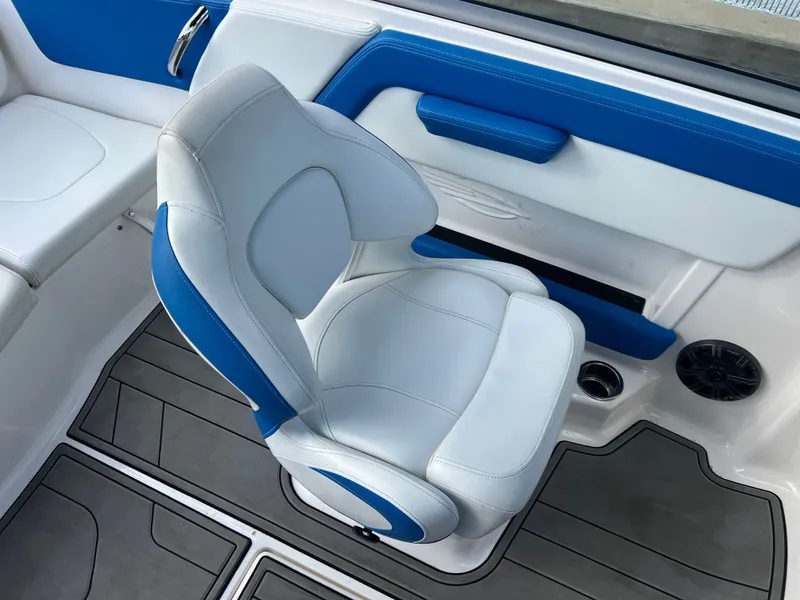 Slide: The Image of Chaparral 21 H2O Sport 2018 - 11