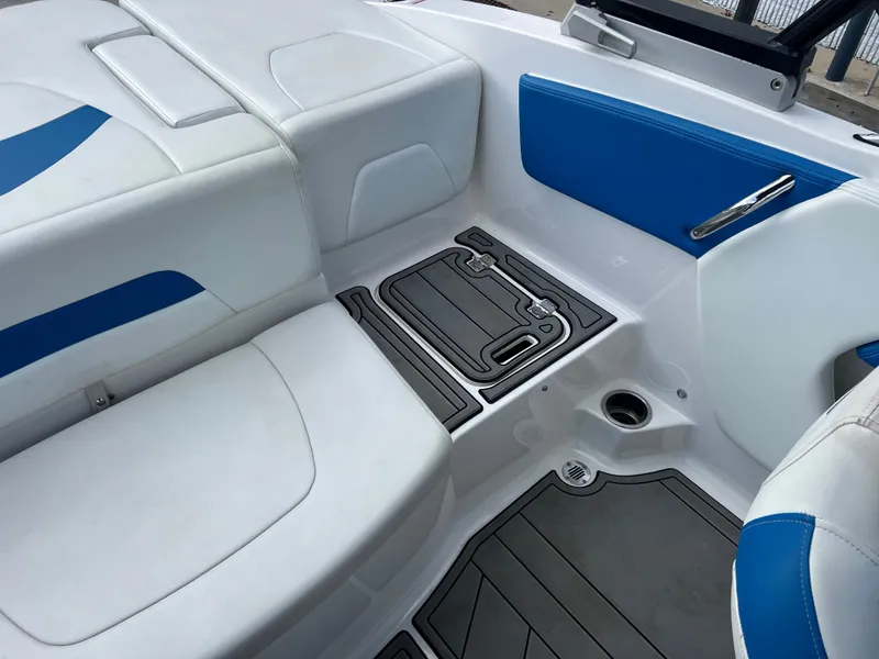 Slide: The Image of Chaparral 21 H2O Sport 2018 - 13