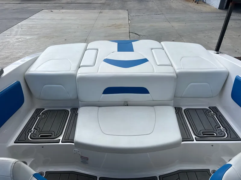 Slide: The Image of Chaparral 21 H2O Sport 2018 - 19