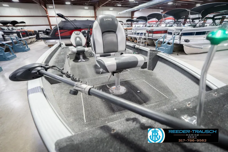 Slide: The Image of 2007 Lund 1600 Explorer SS boat interior with seating and equipment in a showroom. - 12