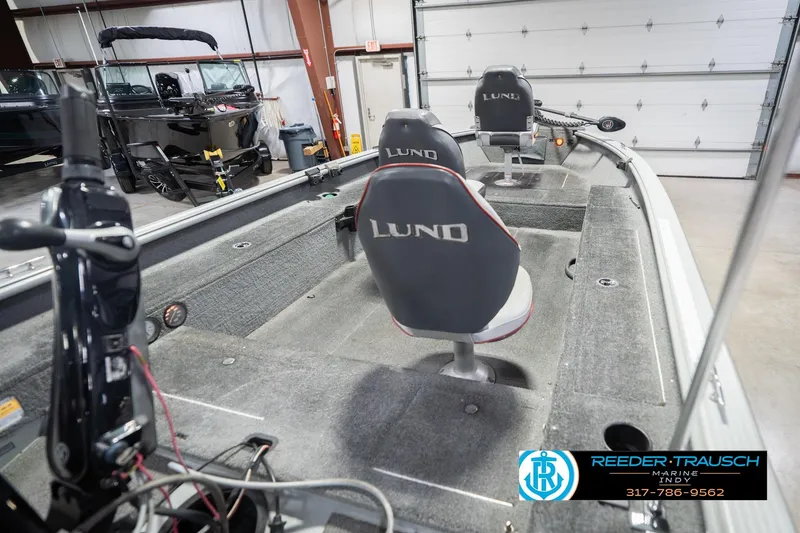 Slide: The Image of 2007 Lund 1600 Explorer SS boat interior with seating and equipment in a showroom. - 13