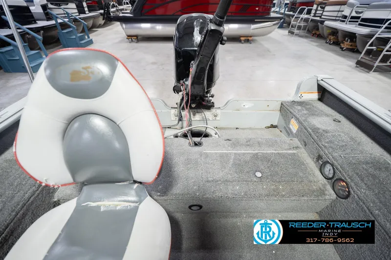 Slide: The Image of 2007 Lund 1600 Explorer SS boat interior with seating and motor, displayed at Reeder Trausch Marine. - 20