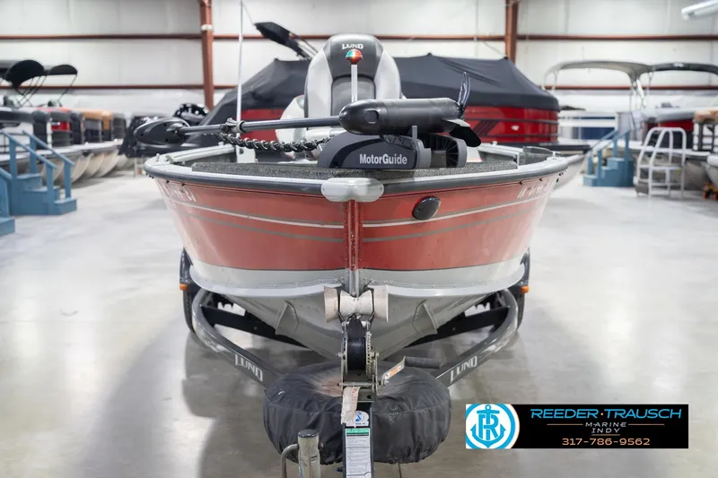 Slide: The Image of 2007 Lund 1600 Explorer SS boat in showroom, featuring MotorGuide trolling motor. - 4