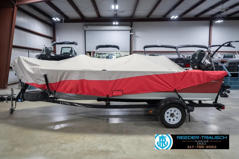 Slide: The Image of 2007 Lund 1600 Explorer SS boat with cover in indoor showroom. - 51