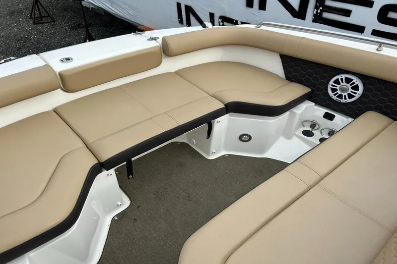Slide: The Image of Sea Ray SDX 250 Outboard 2019 - 18