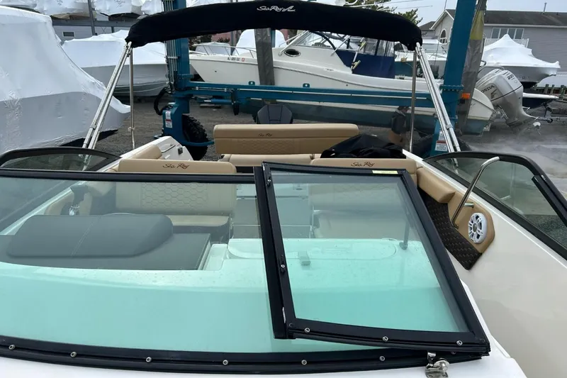 Slide: The Image of Sea Ray SDX 250 Outboard 2019 - 19
