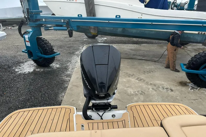 Slide: The Image of Sea Ray SDX 250 Outboard 2019 - 4