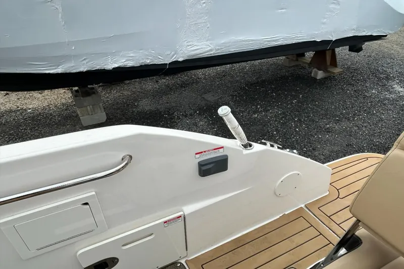Slide: The Image of Sea Ray SDX 250 Outboard 2019 - 5