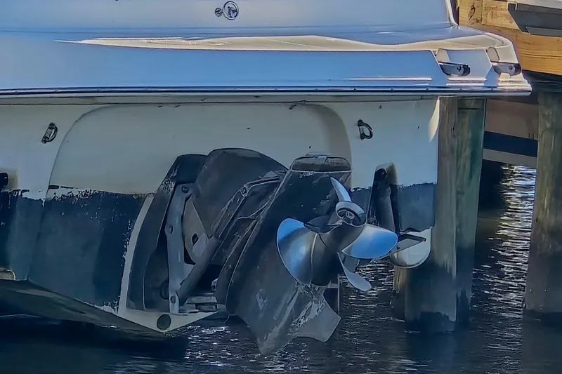 Slide: The Image of 2007 Monterey 250 Cruiser boat stern with propeller in water. - 10