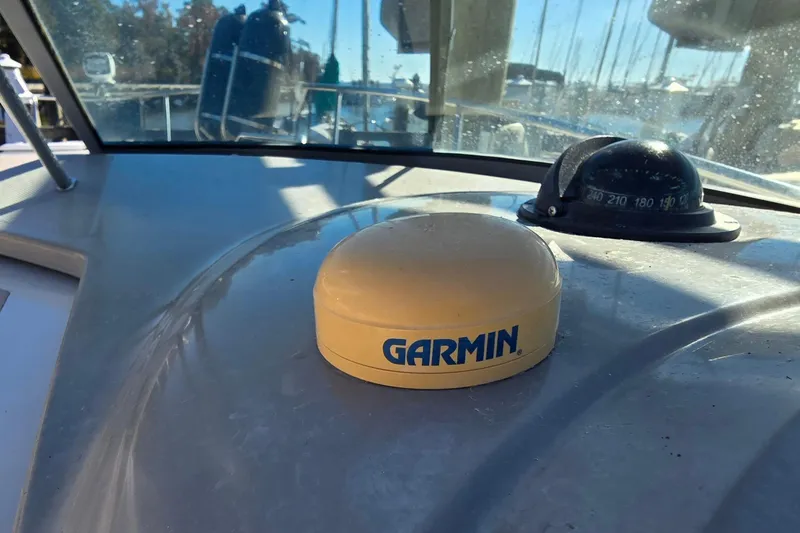 Slide: The Image of 2007 Monterey 250 Cruiser dashboard with Garmin GPS and compass. - 18