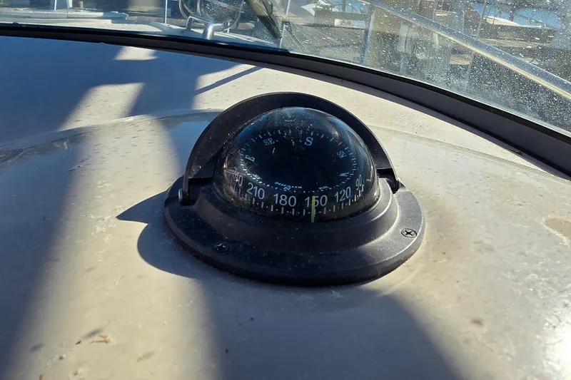 Slide: The Image of Compass on 2007 Monterey 250 Cruiser boat dashboard in sunlight. - 19