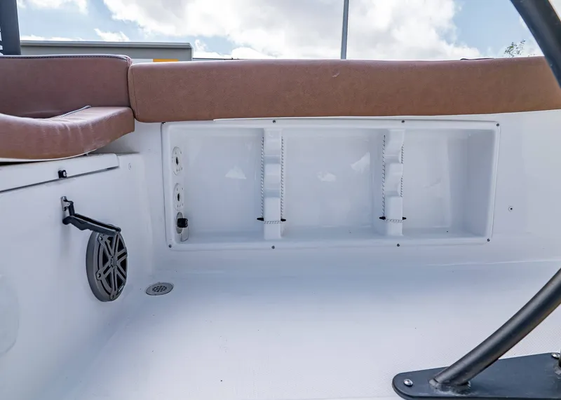 Slide: The Image of Sea Hunt Ultra 219 2026 - 9