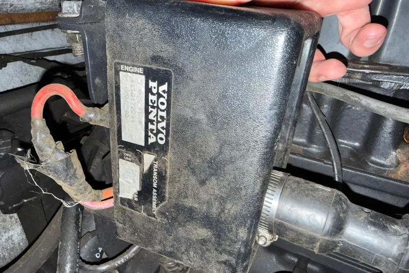 Slide: The Image of Volvo Penta engine component in a 1999 Four Winns 170 Horizon LE boat. - 17