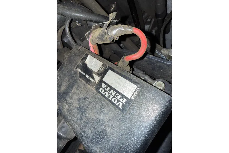 Slide: The Image of Engine compartment of 1999 Four Winns 170 Horizon LE with Volvo Penta component. - 18